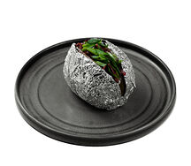 Картофель запеченый с каймаком и кониной