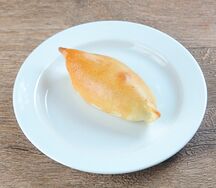 Пирожок с зелёным луком и яйцом