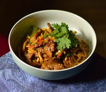 Лапша жареная говядиной с овощами по-китайски