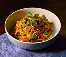 Лапша жаренная по-китайски с курицей и овощами