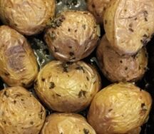 Картофель молодой, запечённый с травами