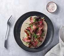 Салат с ростбифом и соусом из тунца