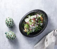 Салат с обжаренными артишоками, шпинатом и соусом Юдзу