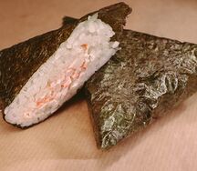 Онигири с крабовым мясом