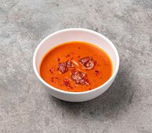 Томатный суп с жареным беконом