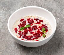 Овсяная каша с вишней