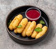 Сырные палочки с вишневым соусом