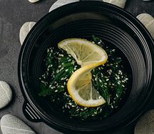 Салат Чука с лимоном и ореховым соусом