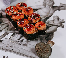 Запеченный мини-ролл с лососем