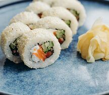 Ролл Филадельфия в кунжуте