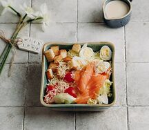 Салат Цезарь со слабосоленым лососем