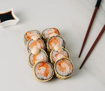 Жареный ролл Окинава с лососем и креветкой