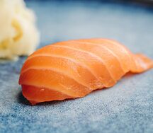 Суши с лососем