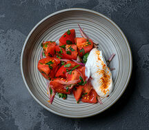 Томаты с красным луком и мацони