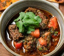 Томленая баранина с чесночными лепешками