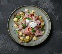 Картофельные драники с яйцом пашот