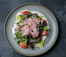 Салат с пряной свининой и сырным соусом