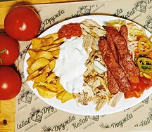 Шаверма на тарелке Кебаб Дружба