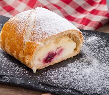 Штрудель с творогом и вишней