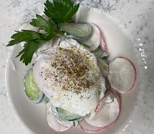 Салат домашний с яйцом пашот