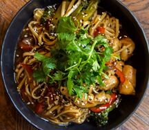 Лапша по-сингапурски с креветкой и курицей
