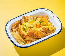 Картофель фри с сырным соусом и курицей гриль