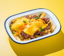 Картофель фри с сырным соусом и говядиной