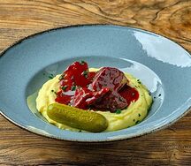 Говяжьи щеки с картофельным пюре и соусом хойсин 