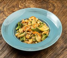 Токпокки с морепродуктами в соусе Том ям 