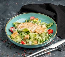 Салат Цезарь с курицей