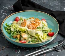 Салат Цезарь с креветками