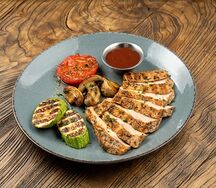 Индейка гриль с овощами и брусничным соусом 