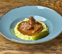 Говяжьи щеки с картофельным пюре и соусом демиглас