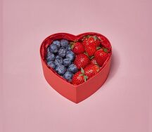 Сердце с клубникой и голубикой мини