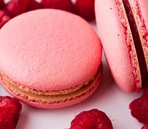 Пирожное макарон миндальное Клубника