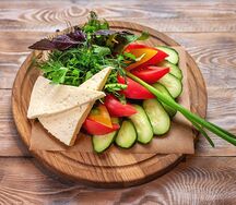 Ассорти из свежих овощей и зелени с домашним сыром