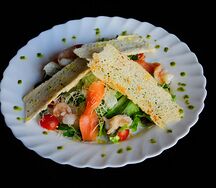 Цезарь с креветками и лососем