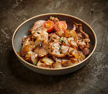 Свинина жареная с луком и чесноком