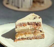 Морковный с грушей, грецким орехом и карамелью (кусок)
