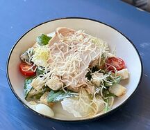 Салат Цезарь с курицей