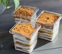 Медовик с маракуйей в стаканчике
