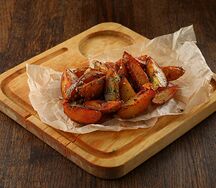 Картофель по-деревенски с соусом