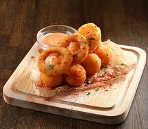 Сырные шарики с луковыми кольцами