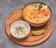 Том ям с креветками, курицей и рисом