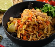 Вок с лапшой и курицей