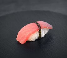 Суши с тунцом