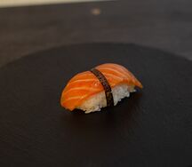 Суши с лососем