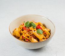 Вок с курицей и ананасами