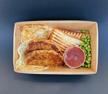 Завтрак с куриной котлетой и двумя яйцами