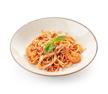 Спагетти с морепродуктами в томатном соусе